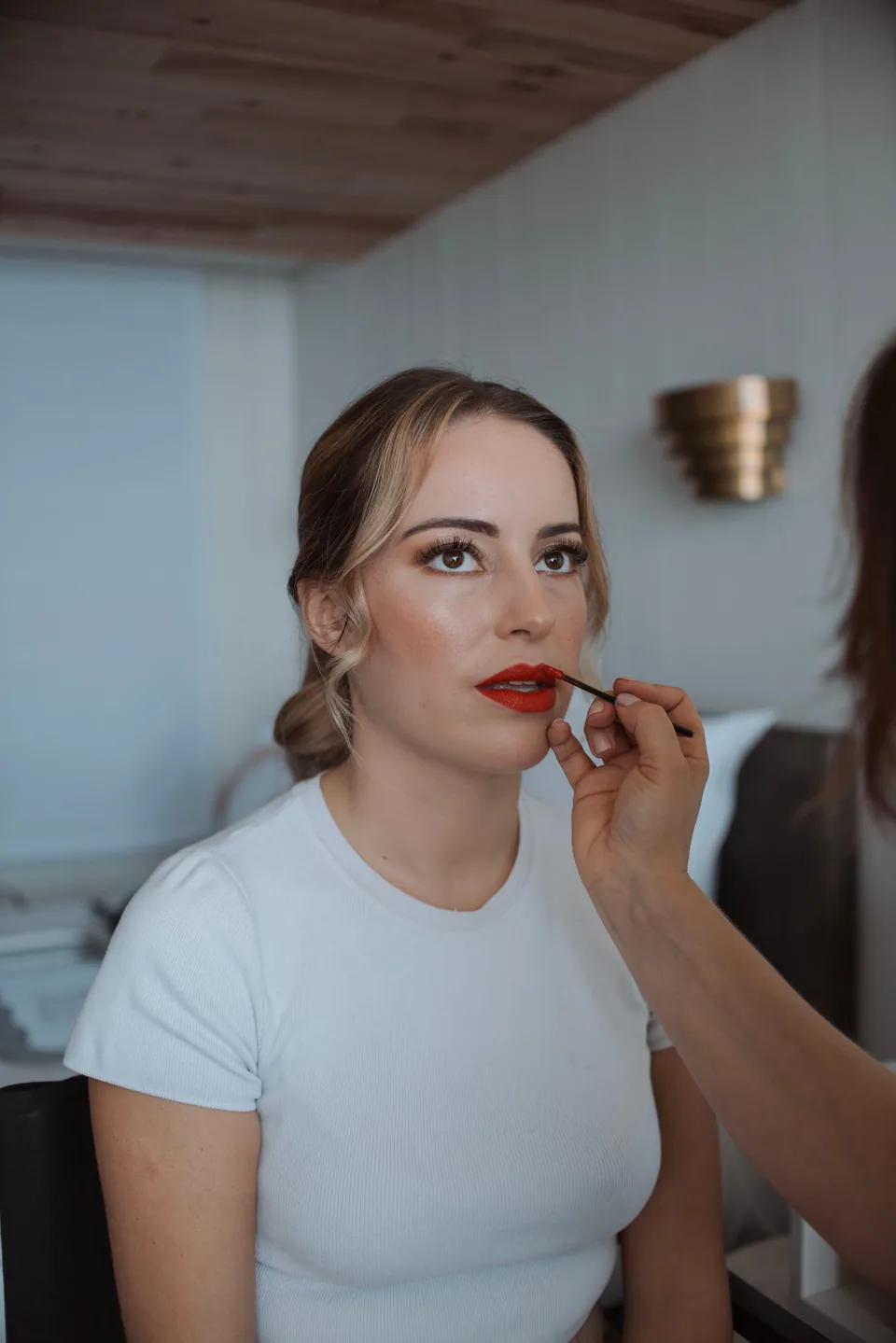 Préparation du maquillage de la mariée face au miroir