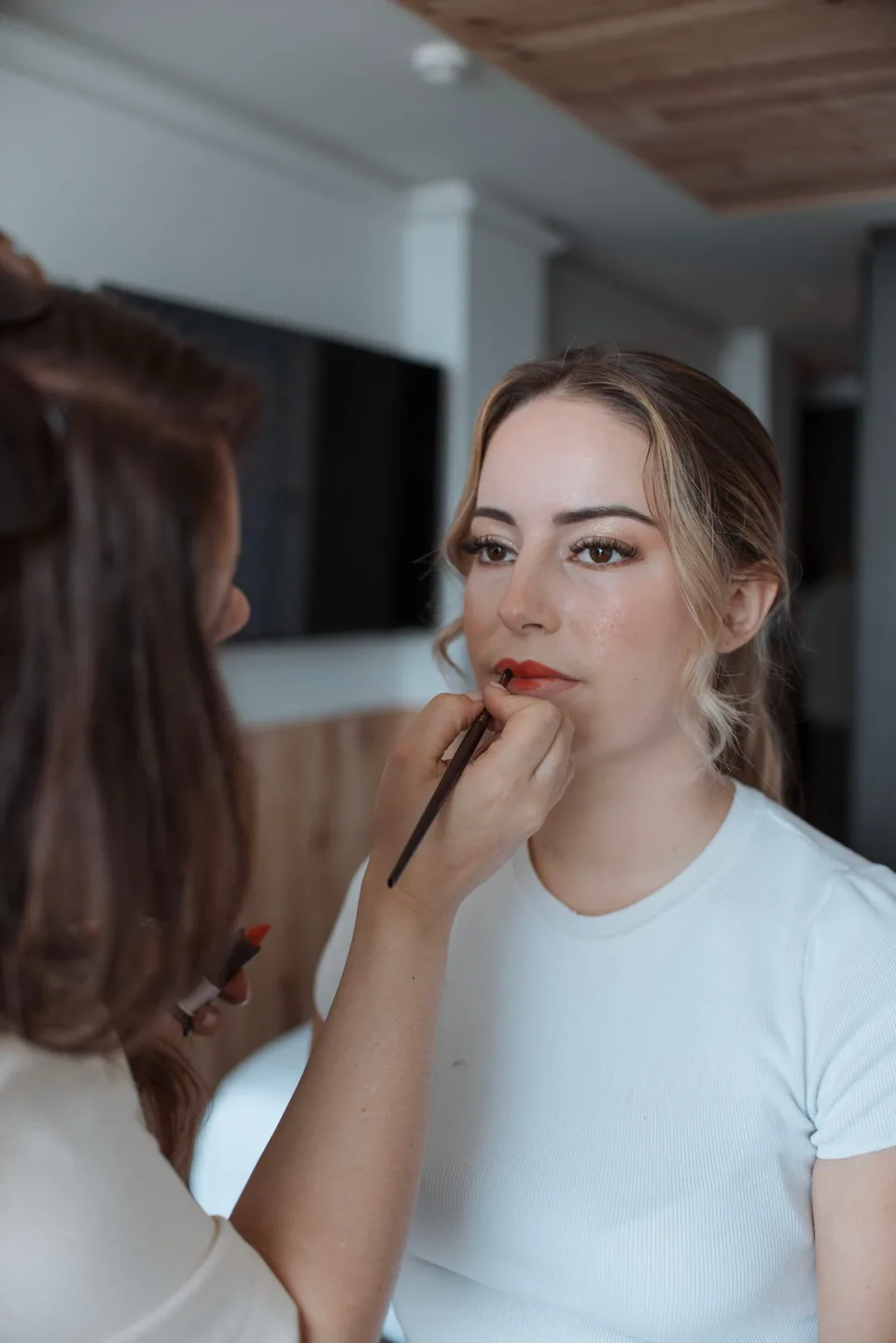 Application du maquillage pendant les préparatifs