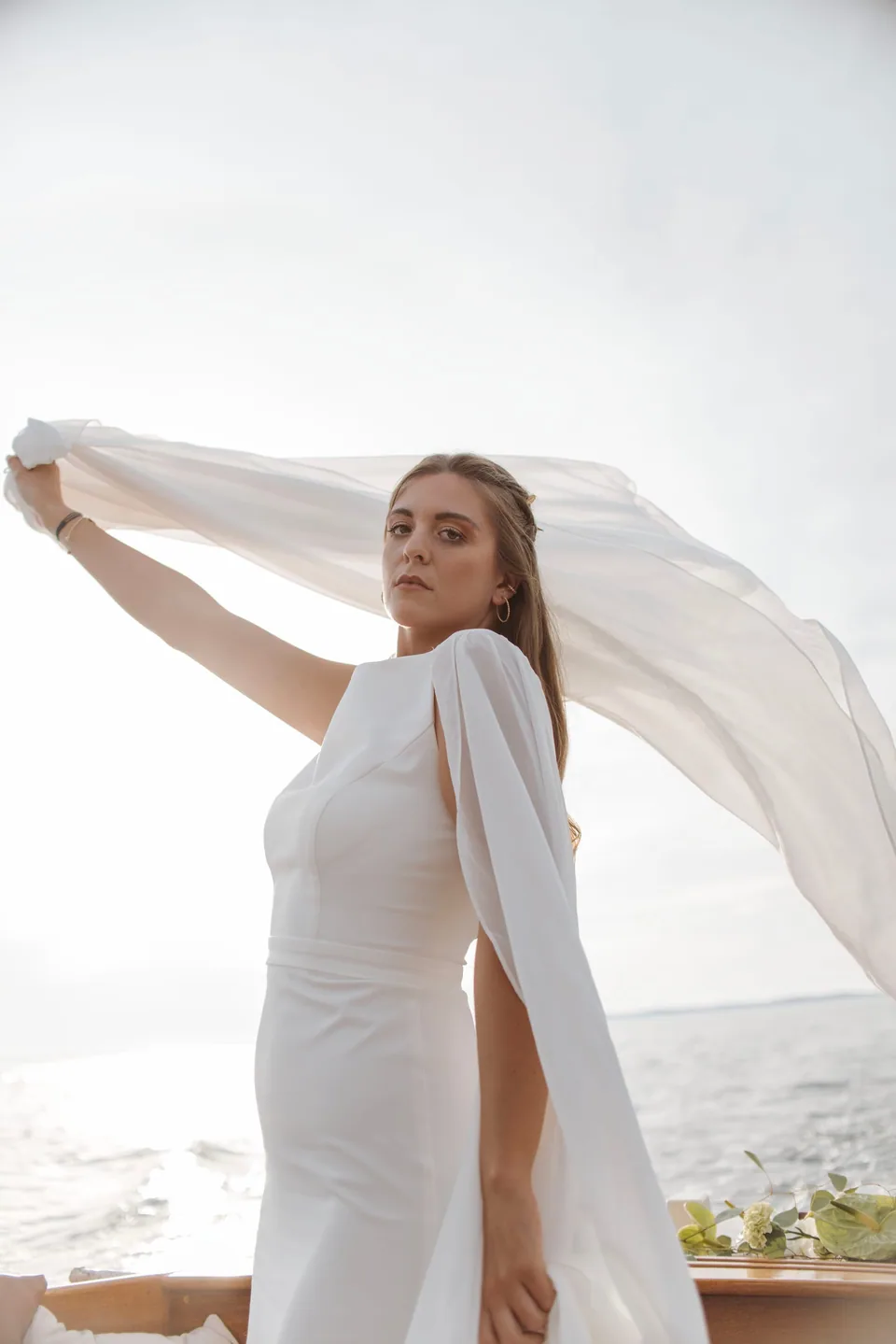 Portrait de mariée avec son voile dans la lumière