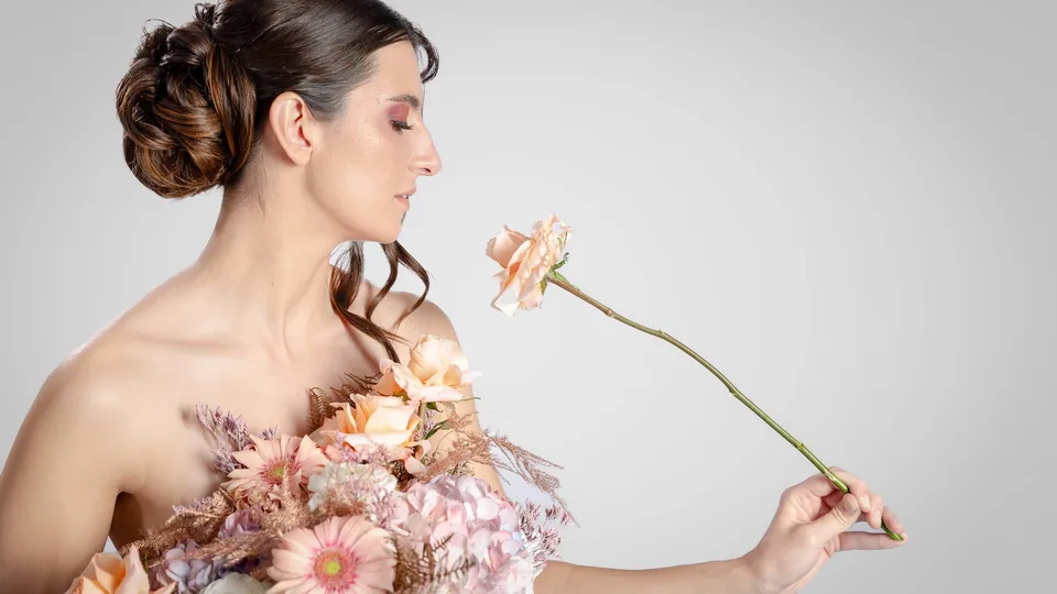 Maquillage artistique et composition florale