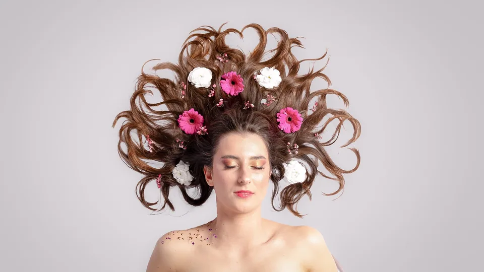 Portrait artistique avec une coiffure sculpturale
