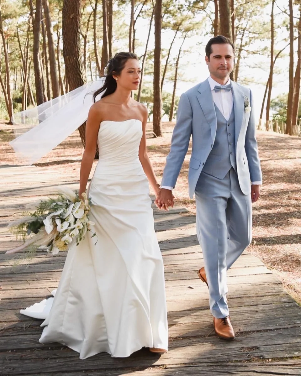 Les mariés lors de leur promenade sous les pins