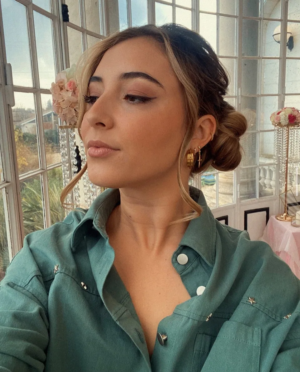 Maquillage lumineux pendant les préparatifs