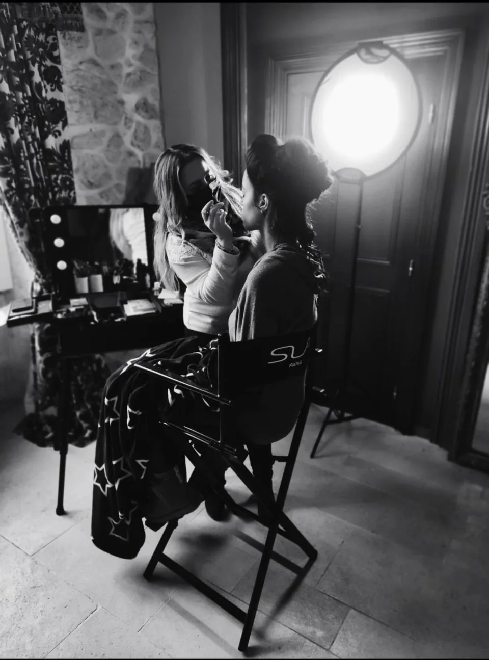 Préparatifs de maquillage en noir et blanc