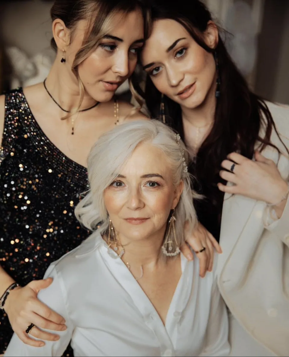 Préparatifs de mariage en famille