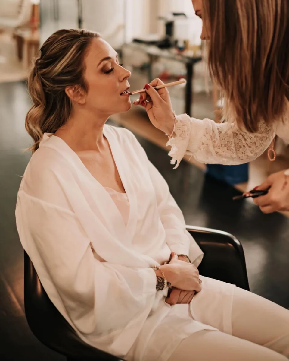 Application du maquillage de la mariée