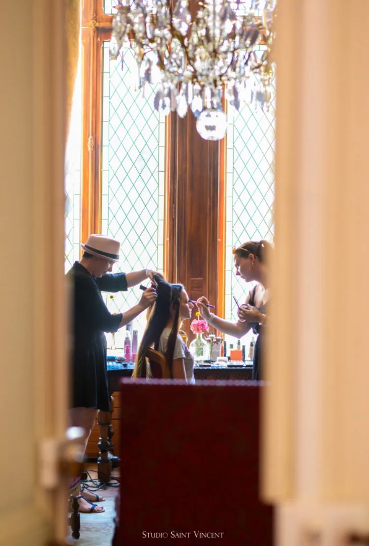 Préparation de la mariée dans la lumière de la fenêtre