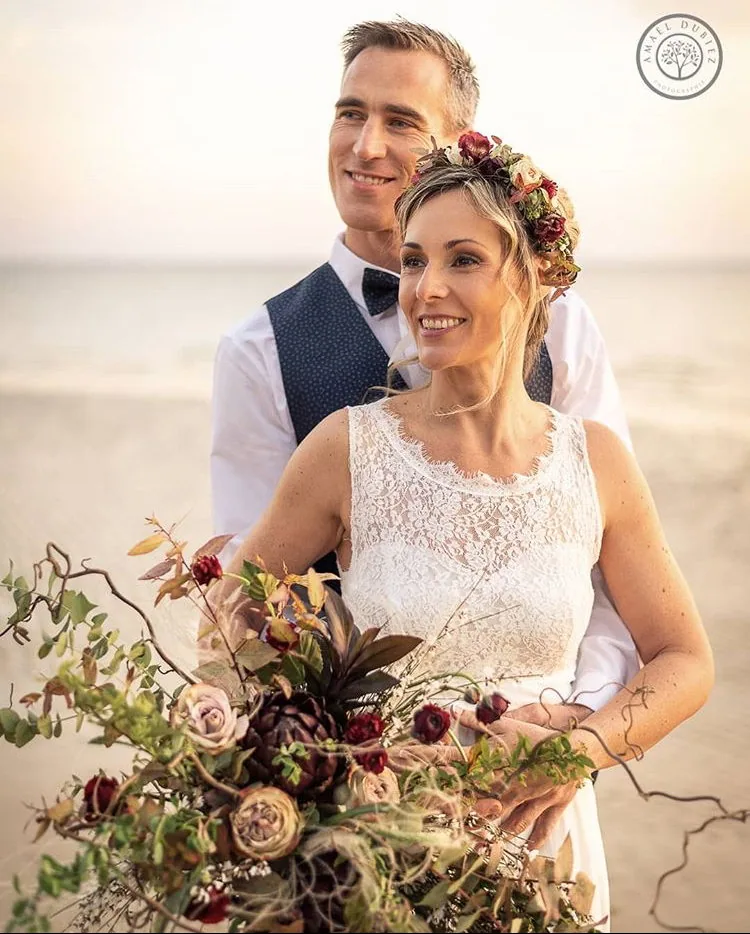 Portrait du couple avec le bouquet de la mariée