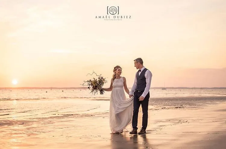 Les mariés face au coucher du soleil