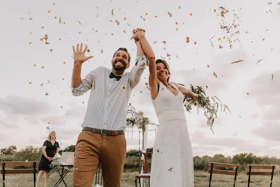 Les mariés fêtent leur mariage en extérieur