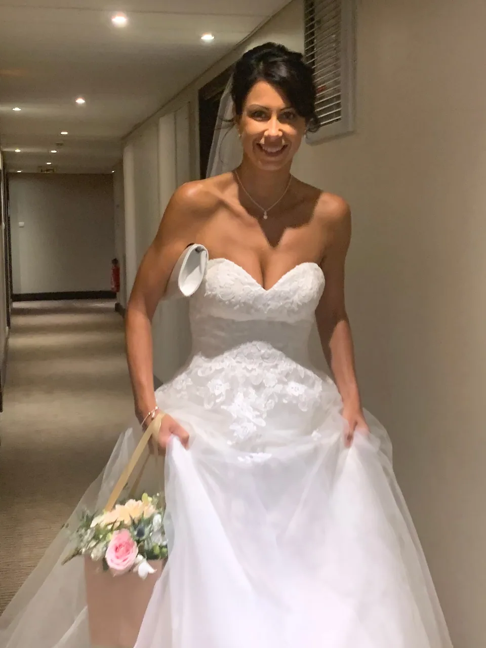 Mariée tenant son bouquet