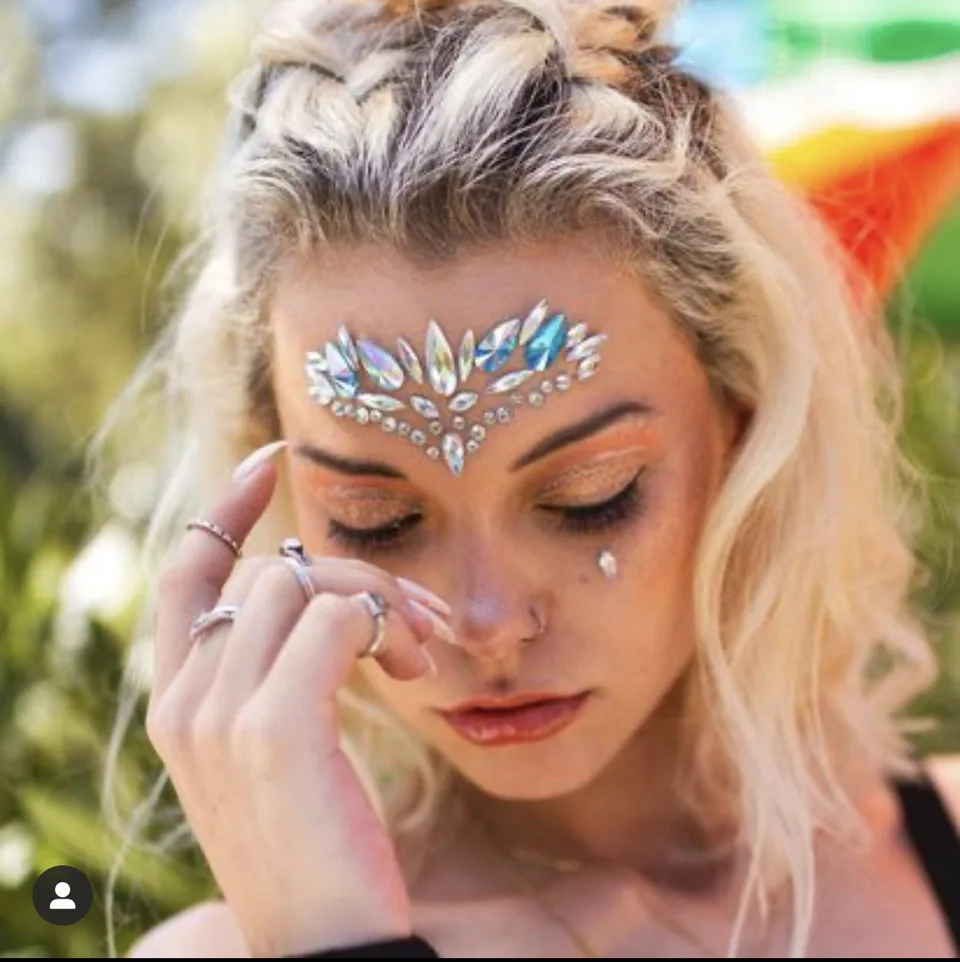 Maquillage de fête avec strass