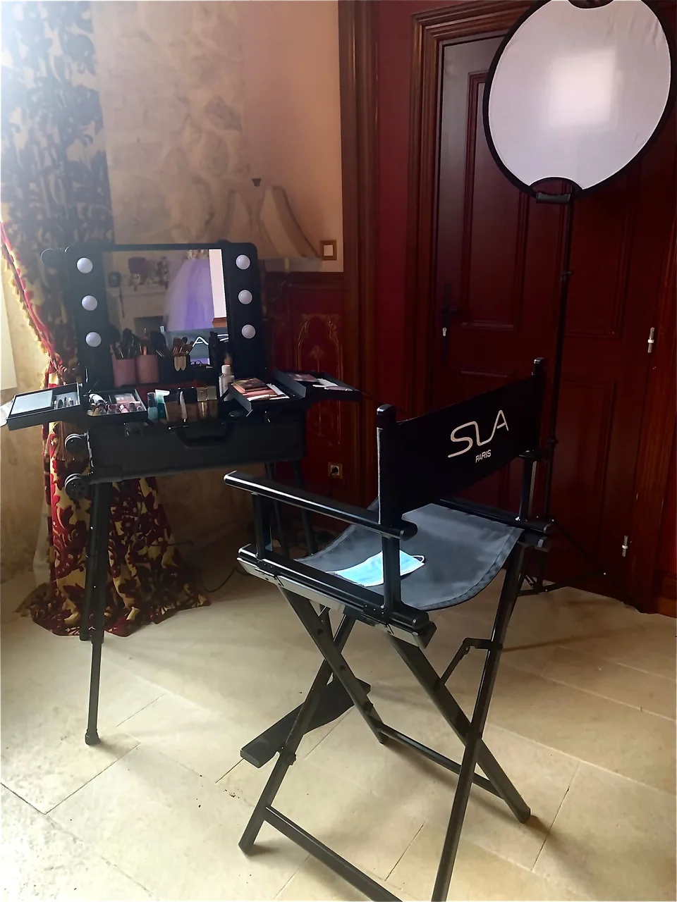 Matériel de maquillage installé pour les préparatifs