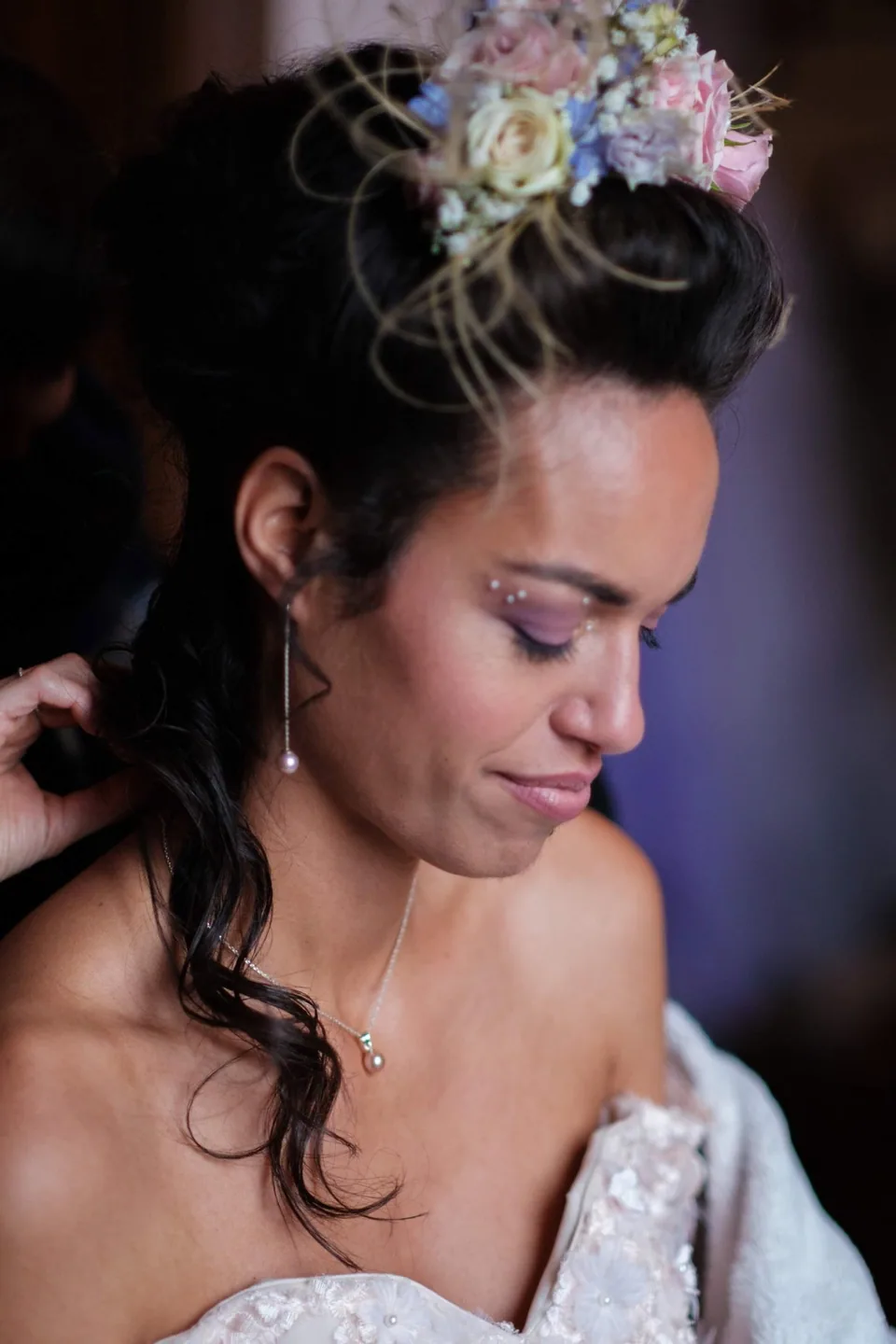 Portrait de mariée pendant les préparatifs