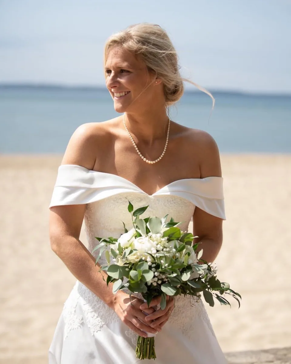 Mariée sur la plage avec son bouquet
