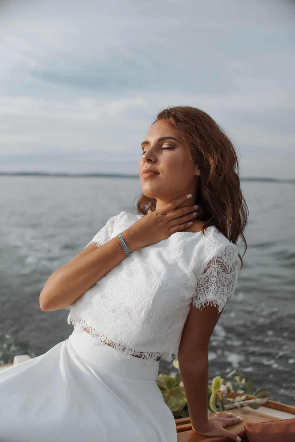 Mariée face à la mer