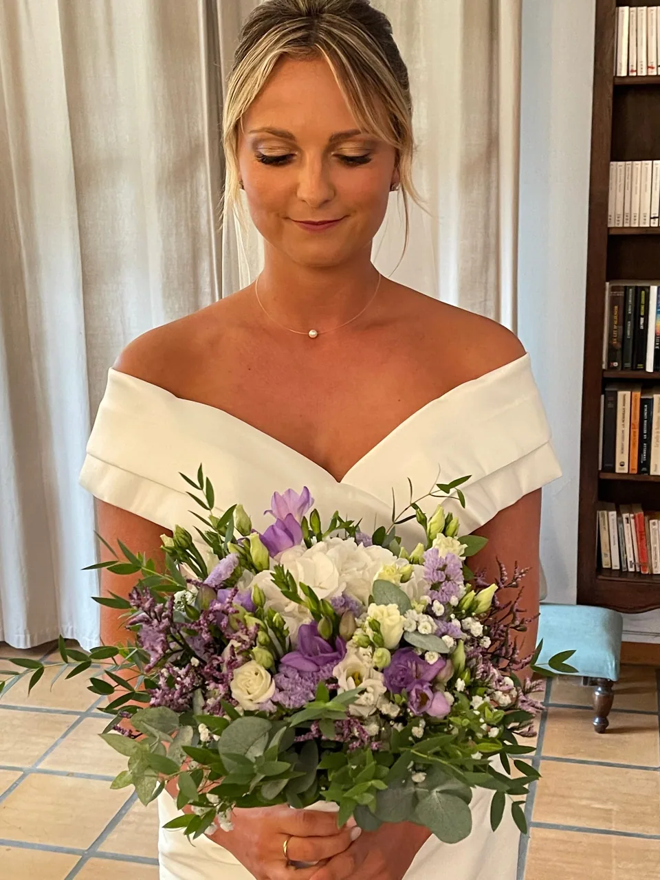 Mariée tenant son bouquet coloré