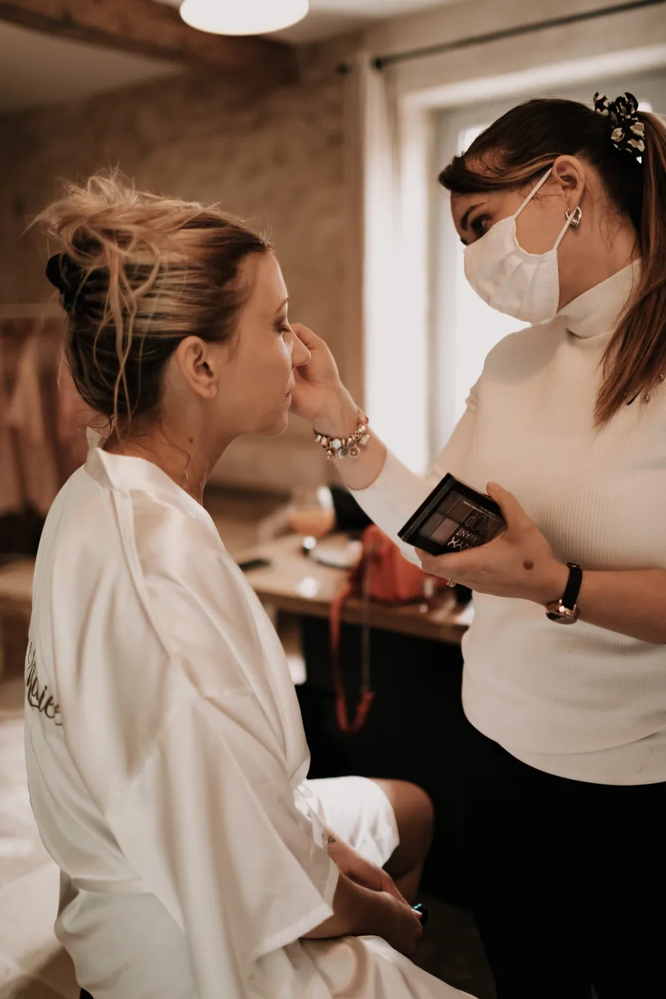 Jennifer pendant les préparatifs de la mariée