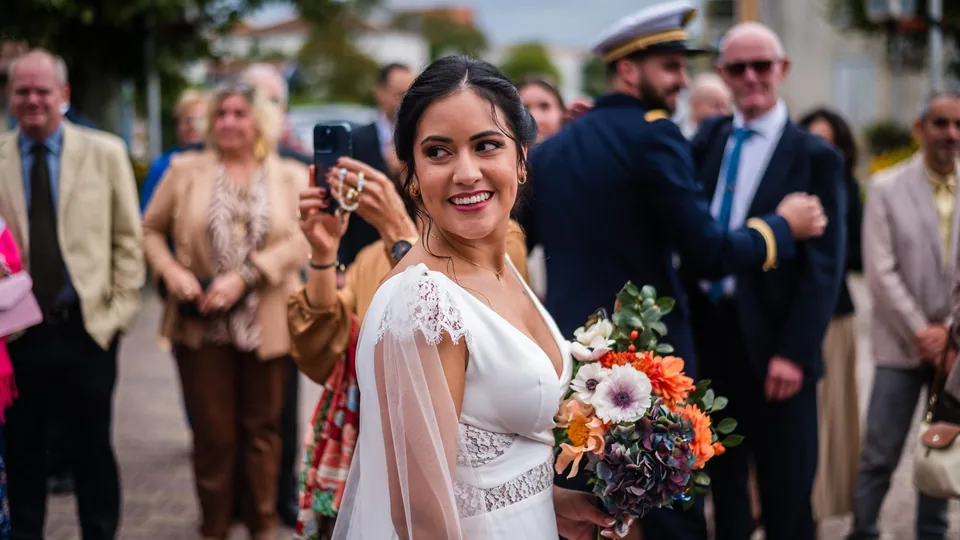 Mariée entourée de ses invités