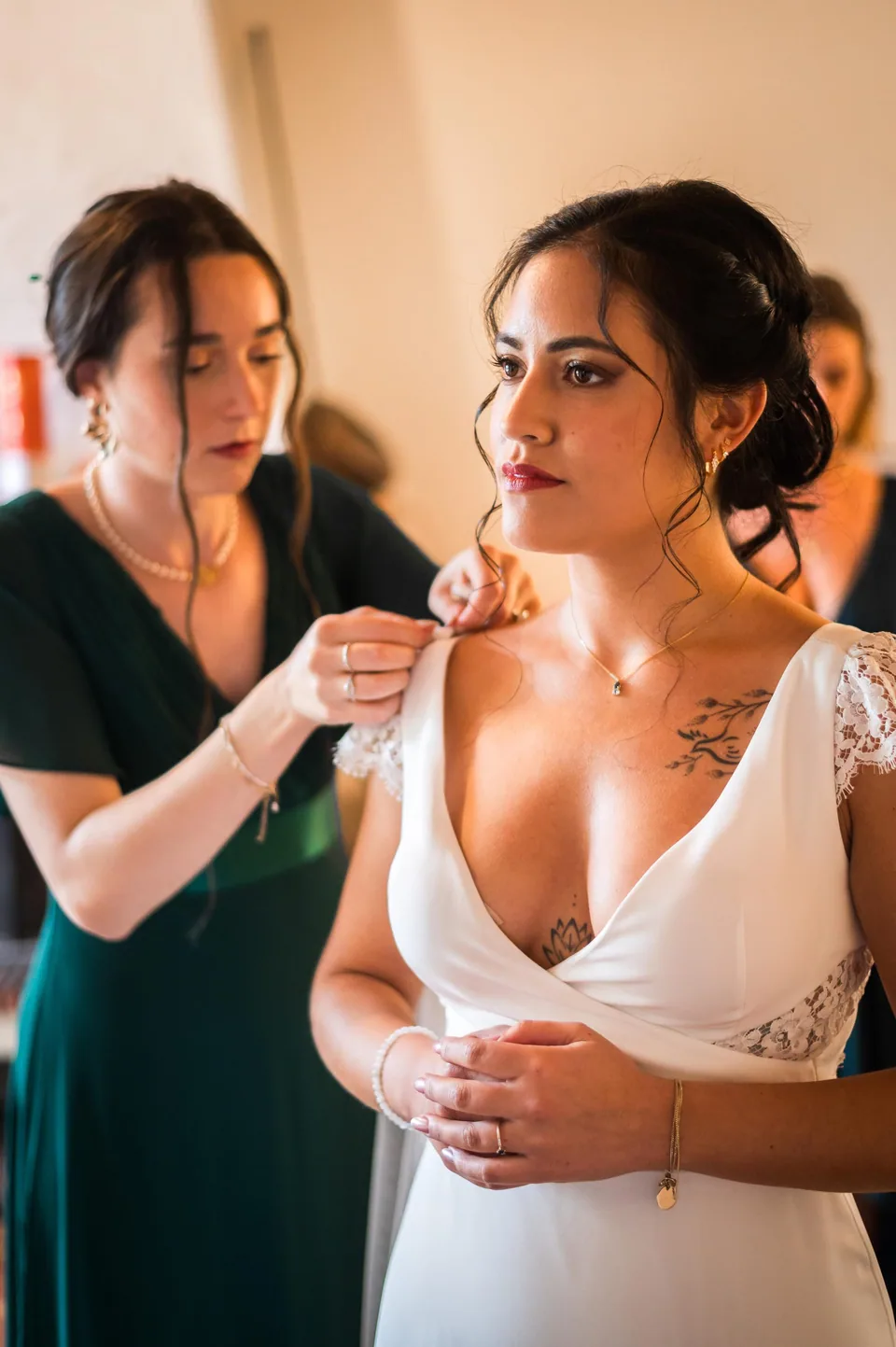 Dernières retouches du maquillage de la mariée